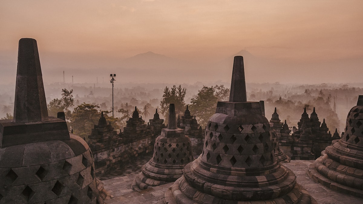 Naik ke struktur candi kini dibatasi kuota harian dan wajib didampingi pemandu.
