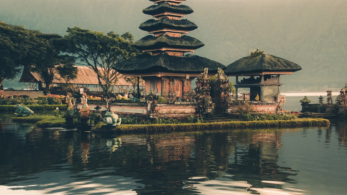 Bali berupaya menyeimbangkan gelombang wisatawan dengan kelestarian alam dan budayanya.